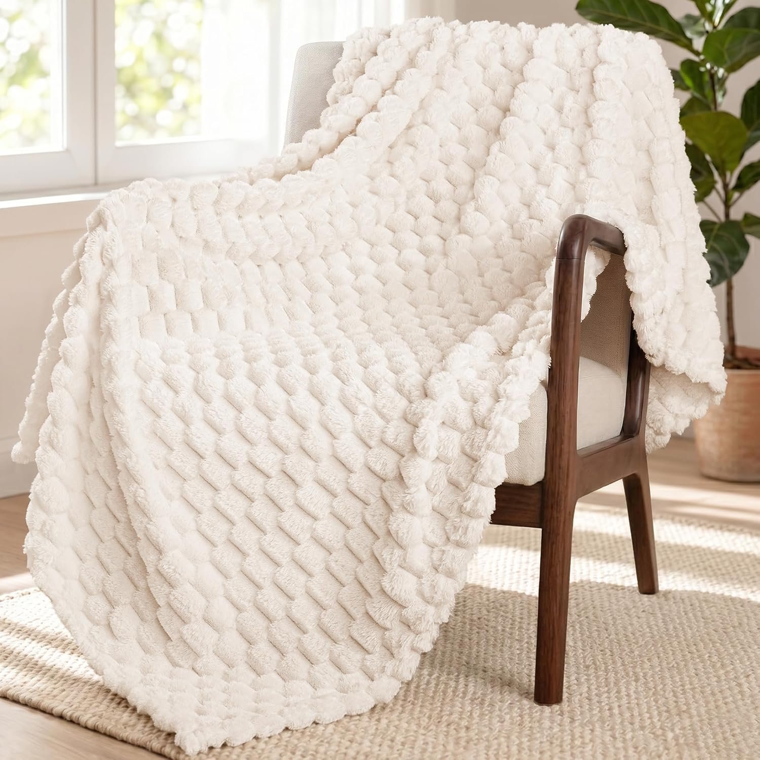 Exclusivo Mezcla Fleece Throw Blanket for Couch, Extra Large Fuzzy Ivory Bed Blankets, Soft Cozy Plush Sofa Throws for All Seasons, 50×70 Inches